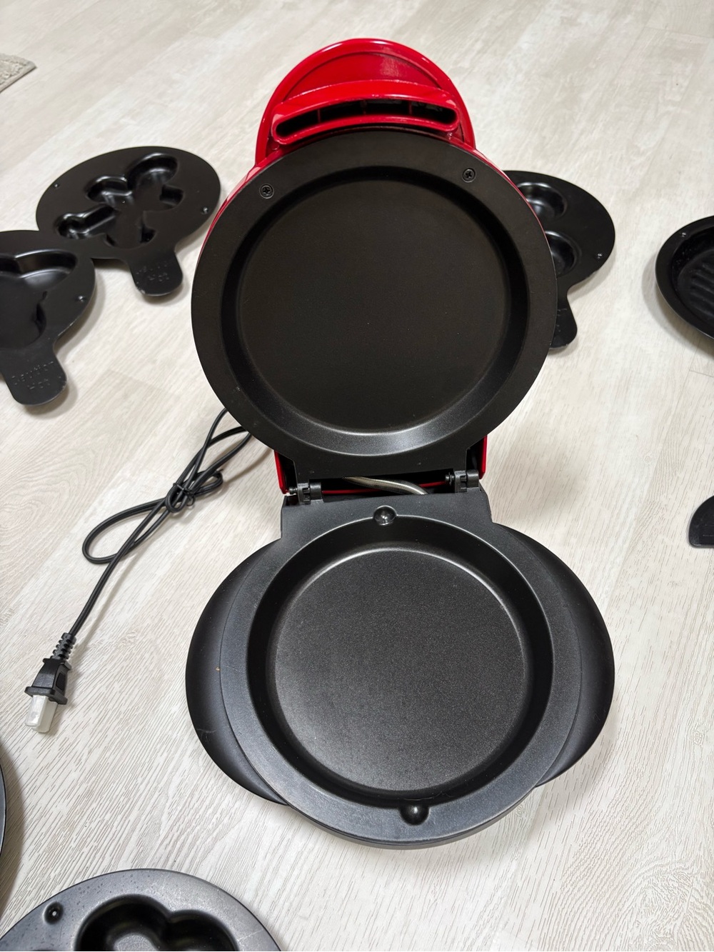 Versatile Red Xpress Redi-Set-Go indoor electric grill 13 interchangeable plates - Picture 4 of 5
